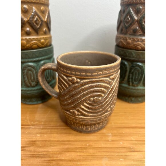 Vintage stoneware mugs cottagecore colourful set of 5 - small flea bites/ chips - Picture 9 of 10